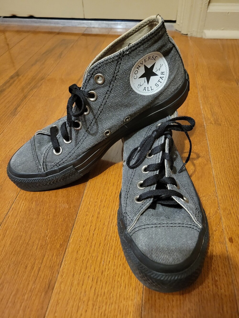 Converse Womens Sz 7, Mens Sz 5